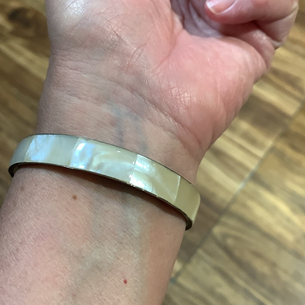 Pretty bangle bracelet - Picture 3 of 5